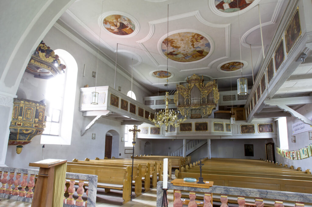 Blick ins Kirchenschiff von St. Nikolaus in Etzelwang (Foto: Stefan Gruber/ FÖV)