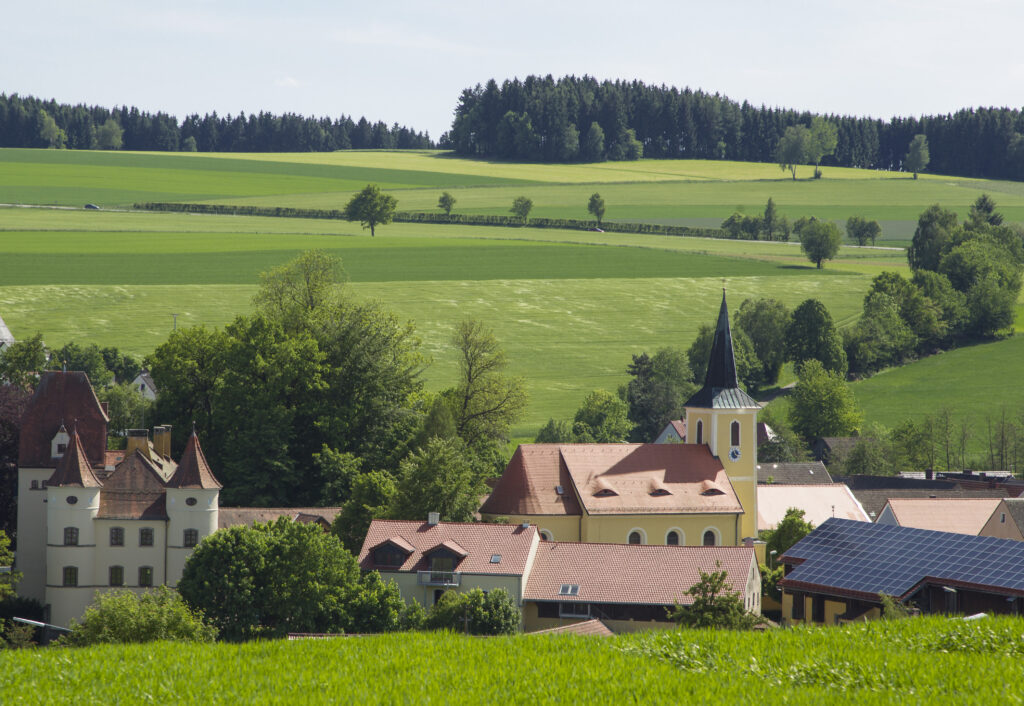Blick auf Simultankirche und Schloss in Wildenreuth