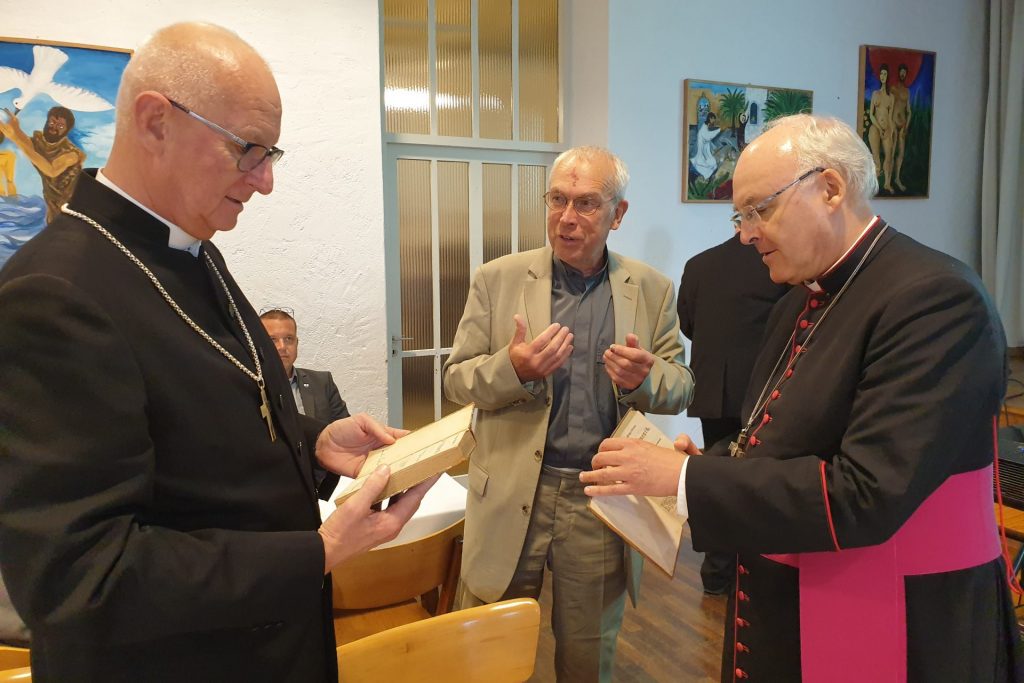 Regionalbirschof KLaus Stiegler (li) und Diözesanbischof Rudolf Voderholzer erhalten die erste ökumenische Bibel