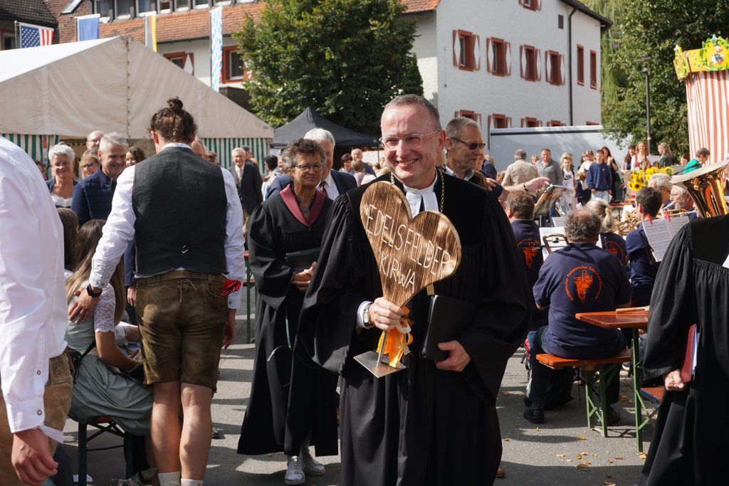 Landesbischof Christian Kopp bei der Kirwa in Edelsfeld
