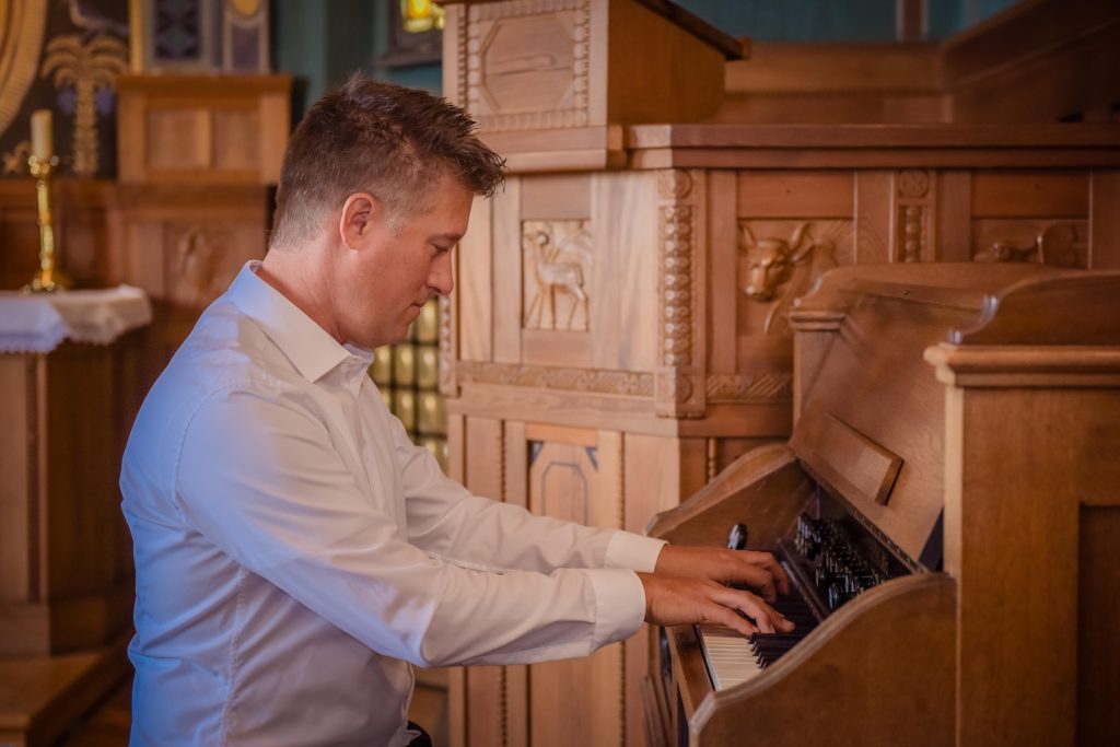 Lars David Kellner spielt auf einem Harmonium.
