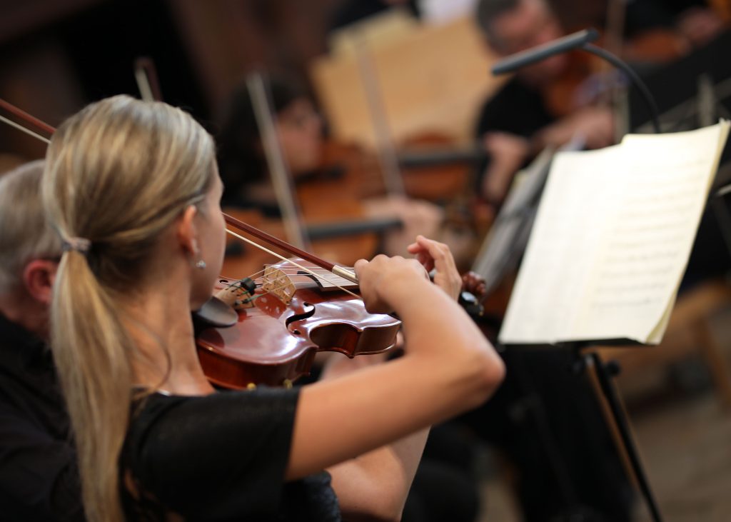 Violinistin bei einem Konzert
