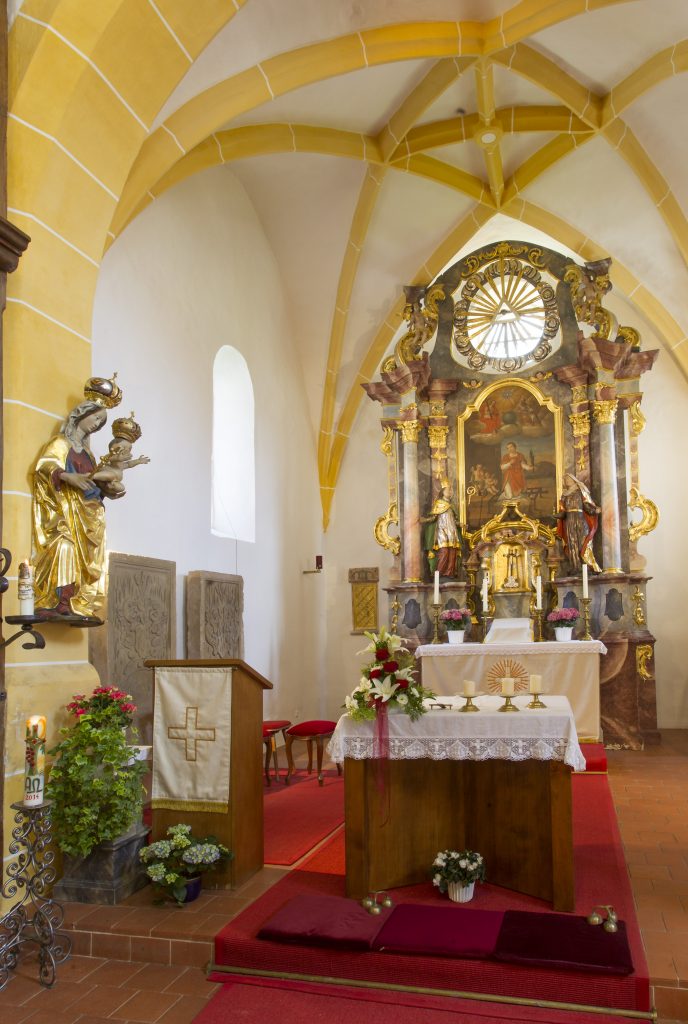 Blick in den Altarraum der Laurentiuskirche