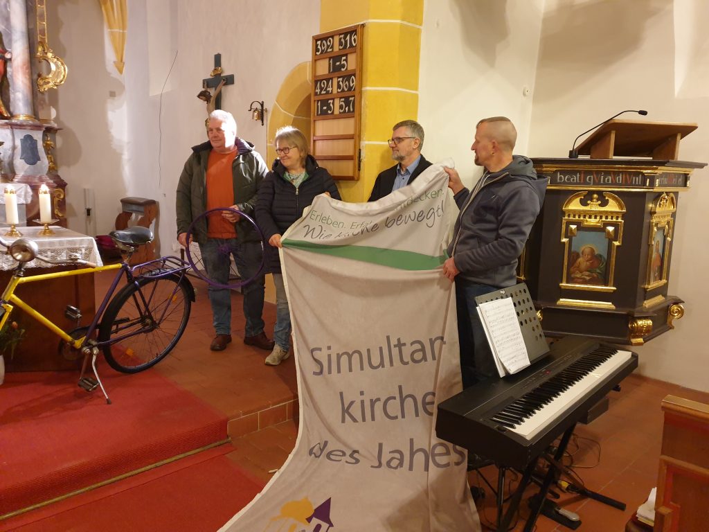 Kohlberger übergeben die Simultankirchenfahne