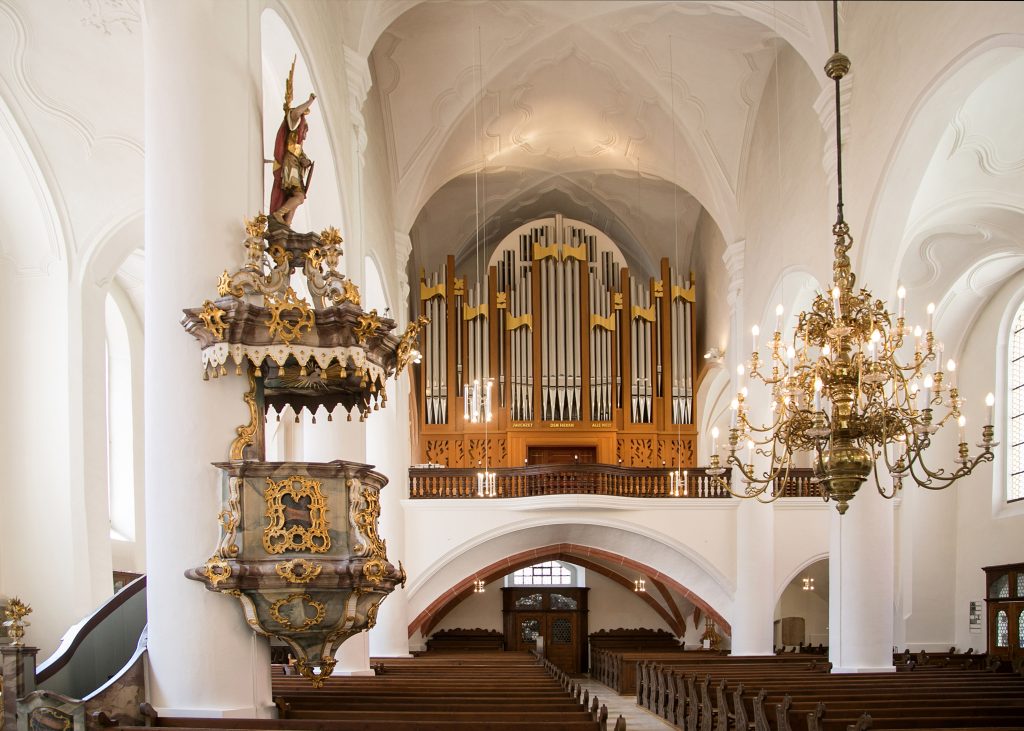 Blick zur Orgelempore in der Michaelskirche in Weiden