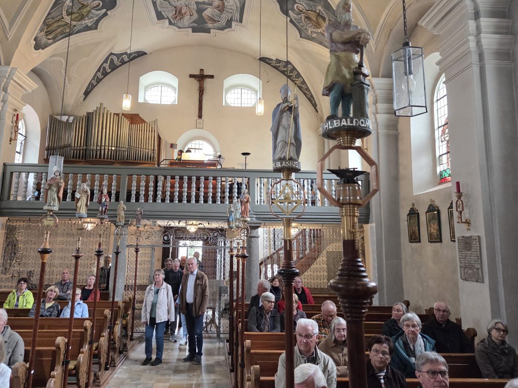 Menschen in der Sebastianskirche